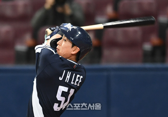 [포토]WBC 대표팀 이정후, 호쾌한 스윙