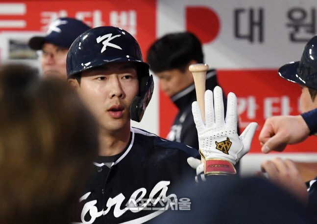 [포토]WBC 대표팀 박건우, 홈런 넘겼어요!