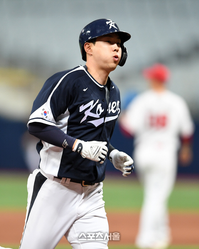 [포토]박건우, 정철원 상대 솔로 홈런