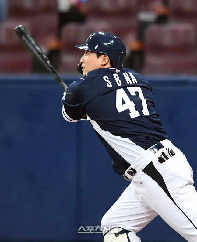 [포토]타구 바라보는 WBC 대표팀 나성범