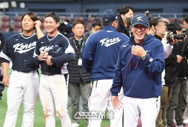 [포토]함박 웃음 짓는 이강철 감독