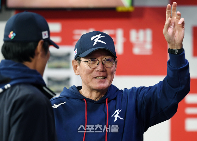 [포토]고영표와 이야기 나누는 이강철 감독