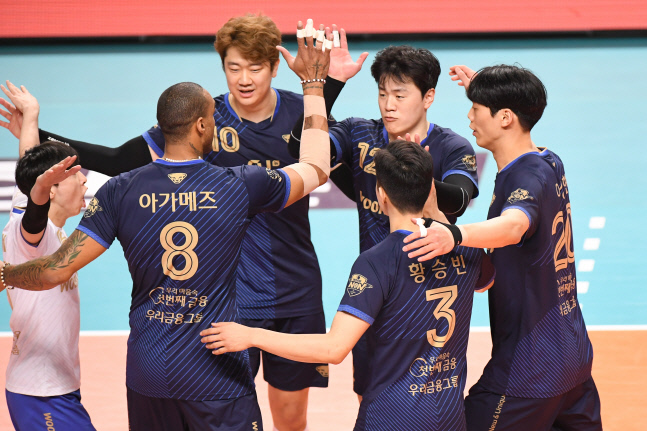 우리카드, 한국전력 꺾고 3위 고수…KGC인삼공사는 GS칼텍스에 덜미