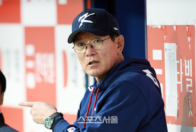 [포토]이야기 나누는 이강철 감독