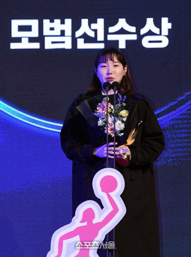 [포토]하나원큐 김지영, '모범선수상 받을 지 몰랐어요!'