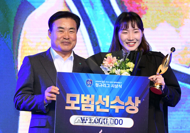 [포토]하나원큐 김지영, 모범선수상 수상