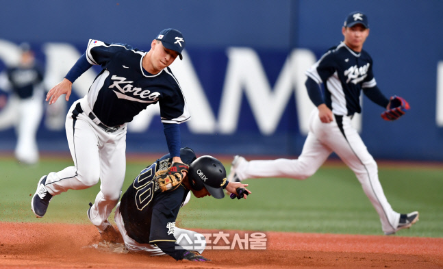 1회말 2루 훔치는 이시오카[포토]