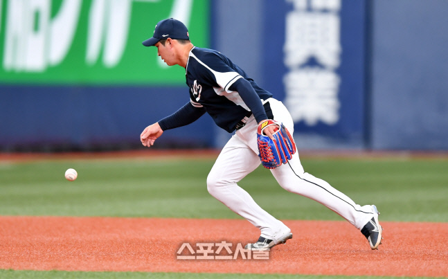 "아…" GG 유격수 오지환, 연이은 실책에 교세라돔도 일제히 탄식 [SS오사카in]