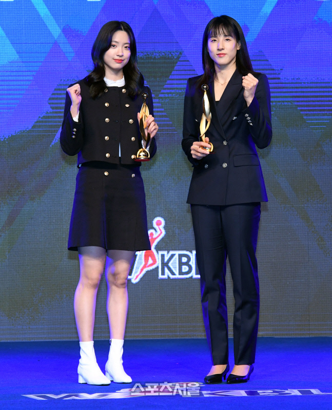 [포토]하나원큐 박소희 신인선수상-우리카드 김단비 MVP