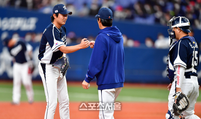 6회말 교체되는 정철원[포토]