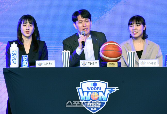 [포토]플레이오프 각오 밝히는 우리은행 위성우 감독-김단비-박지현
