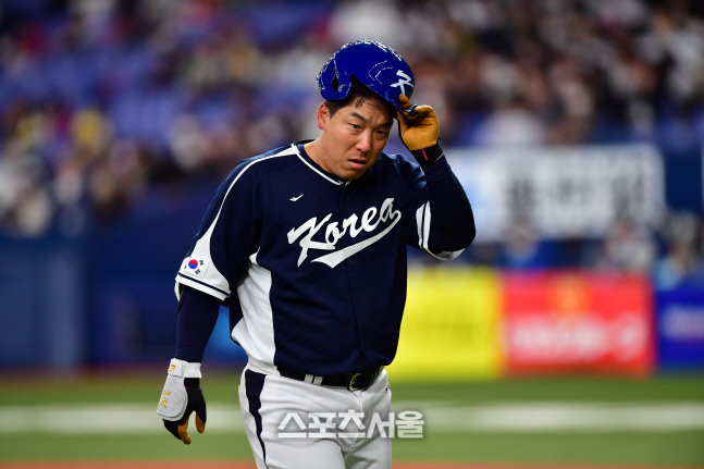 내야땅볼 물러나는 김현수[포토]