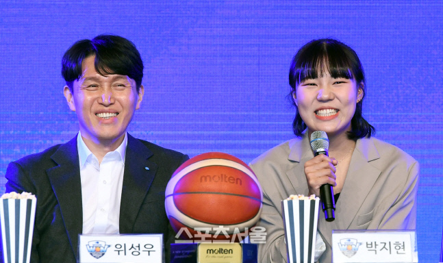 [포토]우리은행 박지현, '감독님 칭찬이 필요해요!'