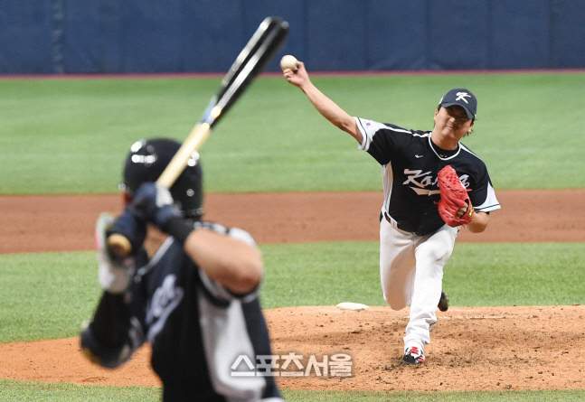 [포토]이정후 상대로 힘차게 공을 뿌리는 고우석
