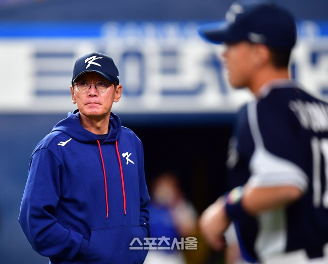 한신과의 평가전 준비하는 이강철 감독[포토]