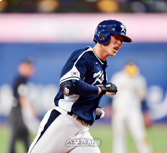 8회초 솔로홈런 터트린 김혜성[포토]