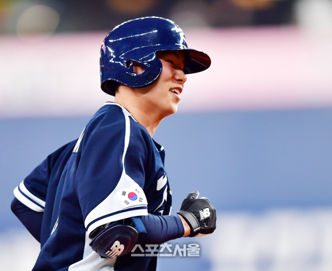 8회초 솔로홈런 터트린 김혜성[포토]