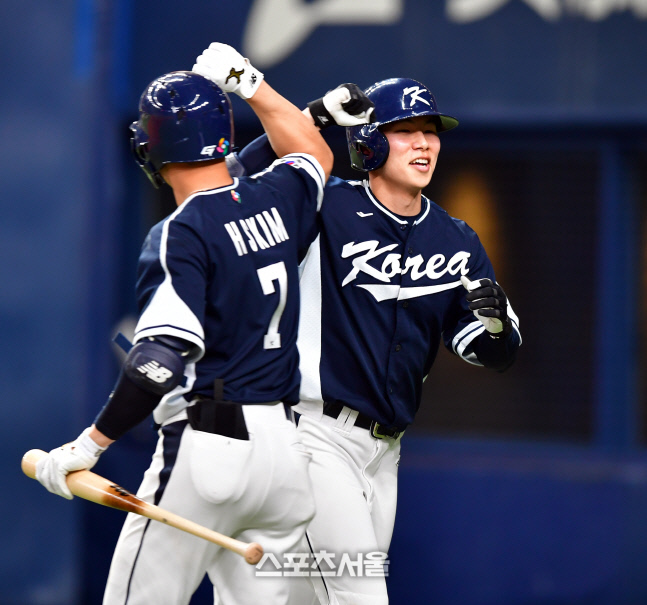 '김하성의 축하' 8회초 솔로홈런 터트린 김혜성[포토]