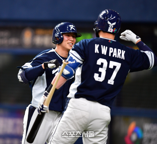 '미소를 참을 수가 없네' 8회초 솔로홈런 터트린 김혜성[포토]