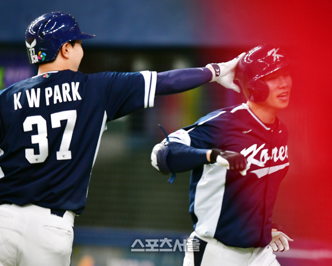 '앗' 8회초 솔로홈런 터트린 김혜성[포토]