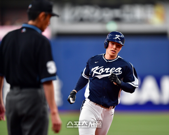 '5-2로 앞서는' 8회초 솔로홈런 터트린 김혜성[포토]