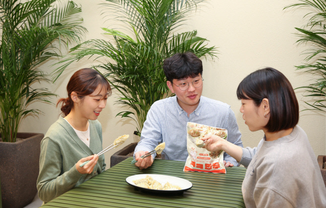 GS25·쿠캣 'ㅋㅋ만두', 비비고·고향만두 제쳤다