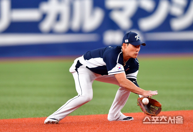 2회말 히라구치 타구 잡아낸 김하성[포토]