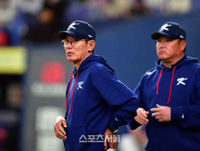 7-4 승리로 한신전 마무리하는 WBC대표팀 이강철 감독[포토]