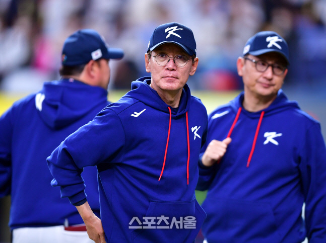 7-4 승리로 한신전 마무리하는 WBC대표팀 이강철 감독[포토]