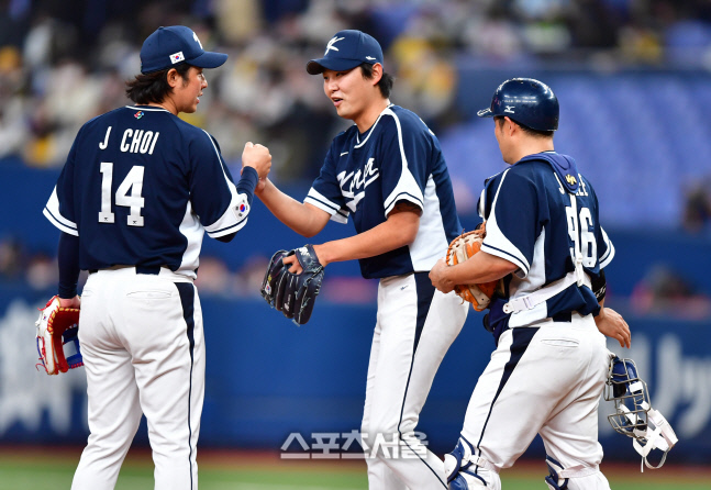 '최정과 주먹 꿍!' 9회말 등판한 정철원[포토]