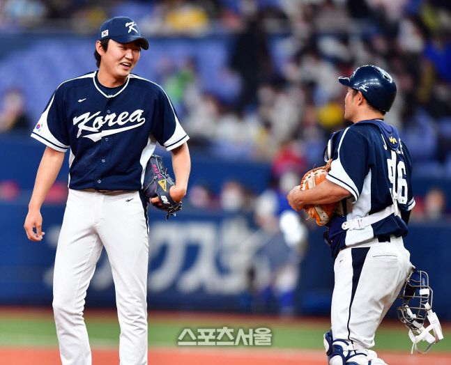 '삼자범퇴' 9회말 등판한 정철원[포토]
