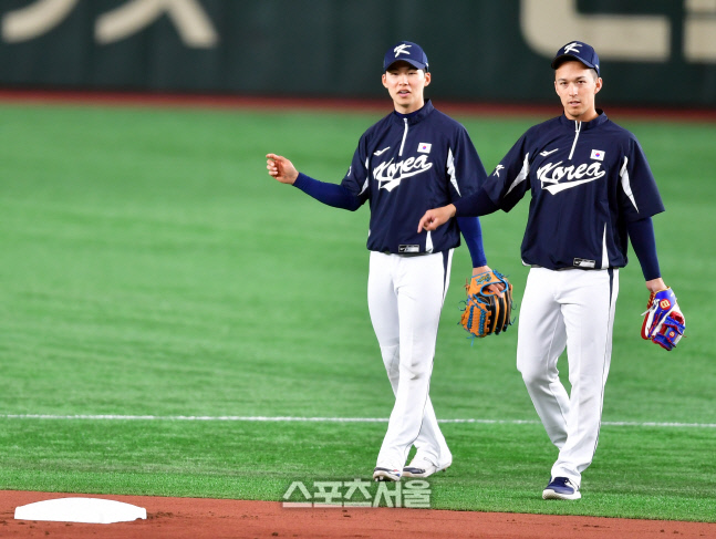 에드먼과 함께 훈련하는 김혜성[포토]
