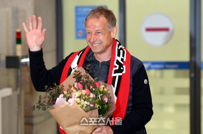 [포토] 클린스만 감독 \'인사한 미소\'
