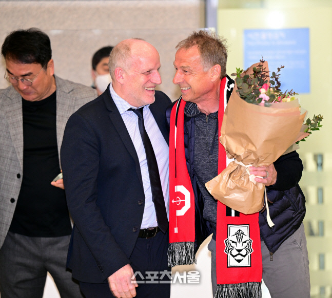 [포토] 클린스만 감독- 뮐러 기술위원장과 반가운 인사