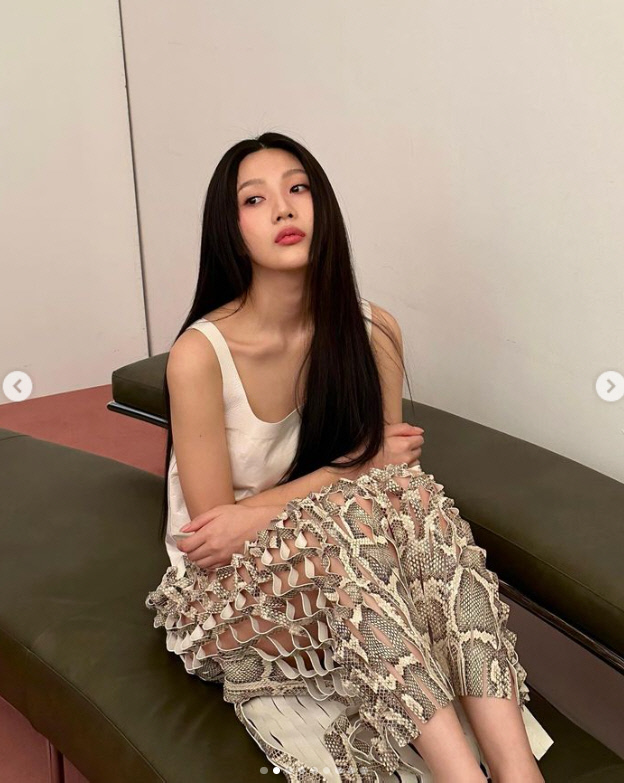 '크러쉬♥' 조이, 오늘은 고혹미 가득...과즙미는 잠깐 넣어둬