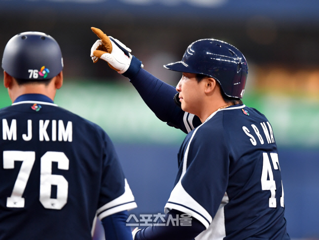 2회초 안타출루 나성범[포토]