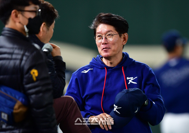 'D-1' 이강철 감독 "호주전, '절대강자'와 싸운다는 생각으로…" [WBC]