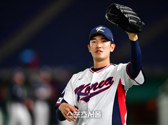 호주전 앞두고 훈련하는 고영표[포토]