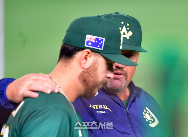 투수 오로린과 이야기 나누는 호주 데이브 닐슨 감독 [포토]