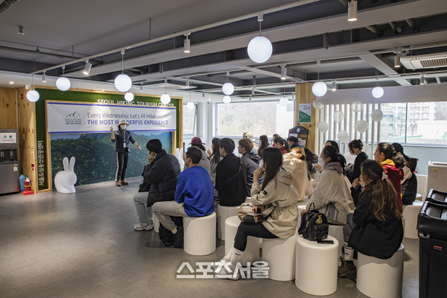 서울관광재단, 외국인 대상 등산 체험 프로그램 운영