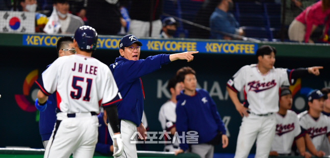 8회말 비디오판독 요구하는 이강철 감독[포토]