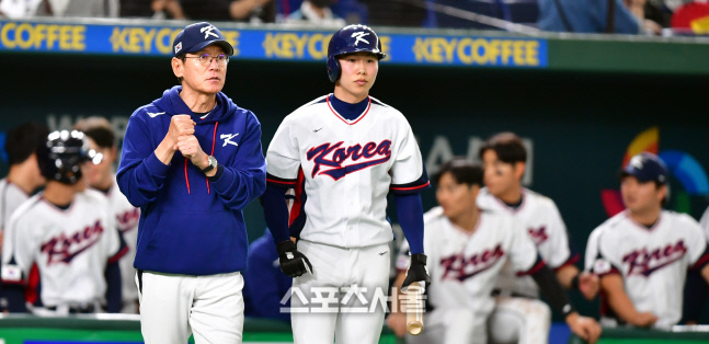 8회말 2사 1,3루 양의지 대신 김혜성 투입하는 이강철 감독[포토]