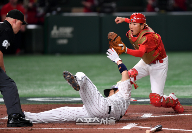 1회말 홈에서 태그아웃되는 일본 콘도[포토]