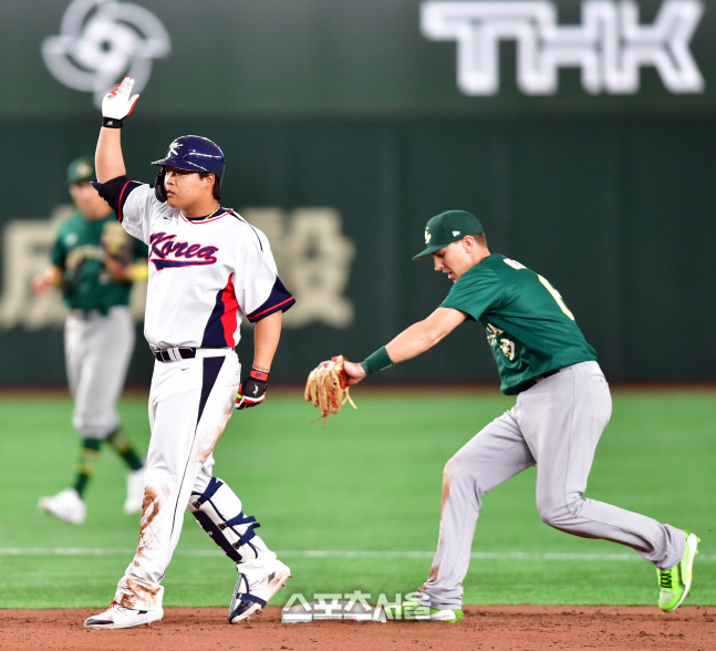 \'강백호 태그하는 호주 2루수\'[포토]