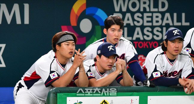 '후드 뒤집어 쓴' 강백호, '분 못 삭인' 에드먼…취재진 피해 경기장 빠져나가 [WBC]