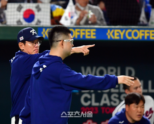 8회말 비디오판독 요구하는 이강철 감독[포토]