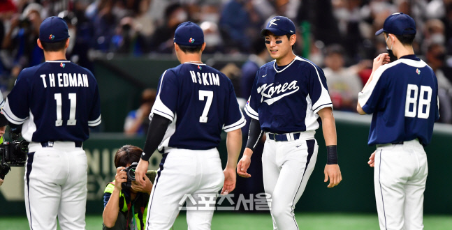 한일전 담담한 미소, 이정후[포토]