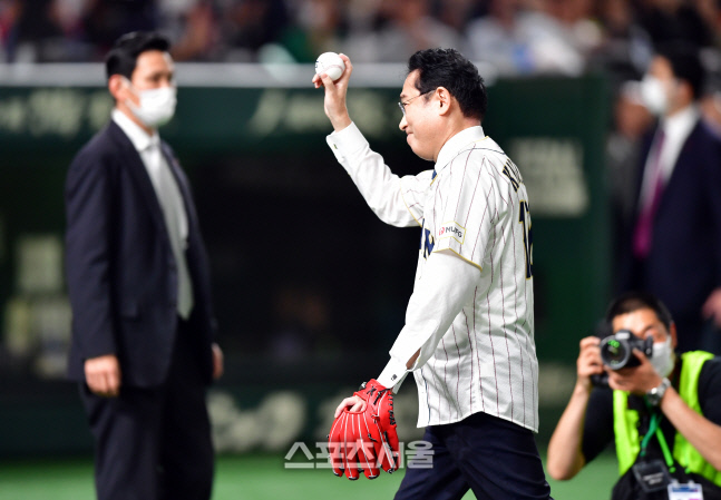 한일전 시구 나선 기시다 일본 총리 [포토]
