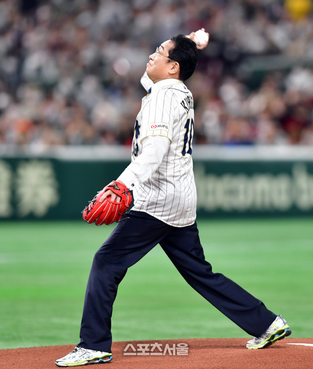 한일전 시구 나선 기시다 일본 총리 [포토]