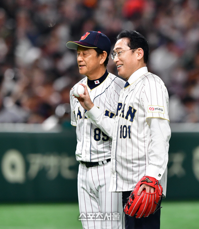 한일전 시구 나선 기시다 일본 총리, 시포는 쿠리야마 감독 [포토]